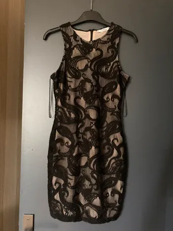 Robe mango noir en dentelle  cs