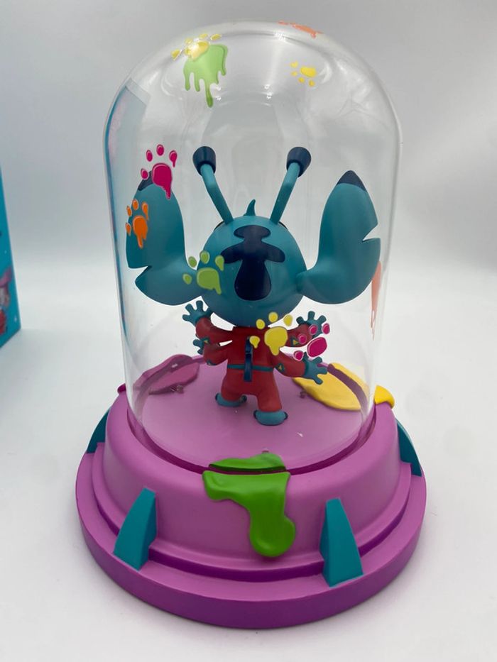 Figurine Disney Stitch Madly Mischievous par Lewis Whitman / Lumineuse / Dôme en verre - photo numéro 6