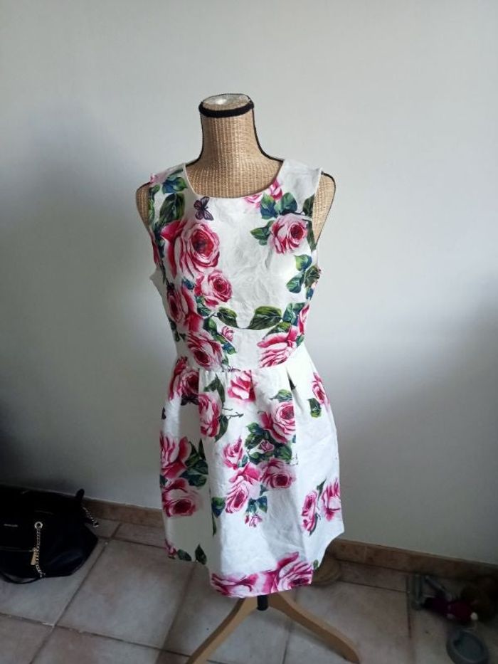 Robe blanche à fleurs roses
