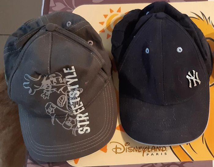 2 casquettes