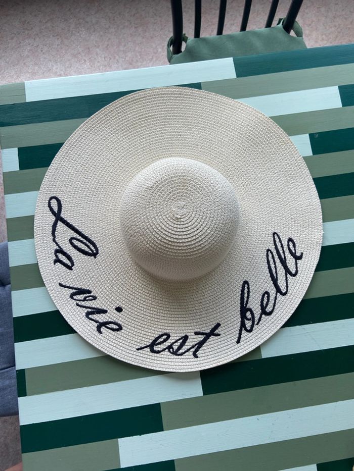 Chapeau « La vie est belle »