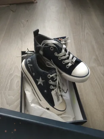 Très belles chaussures tennis basket Lulu castagnette fille neuve avec étiquette taille 31