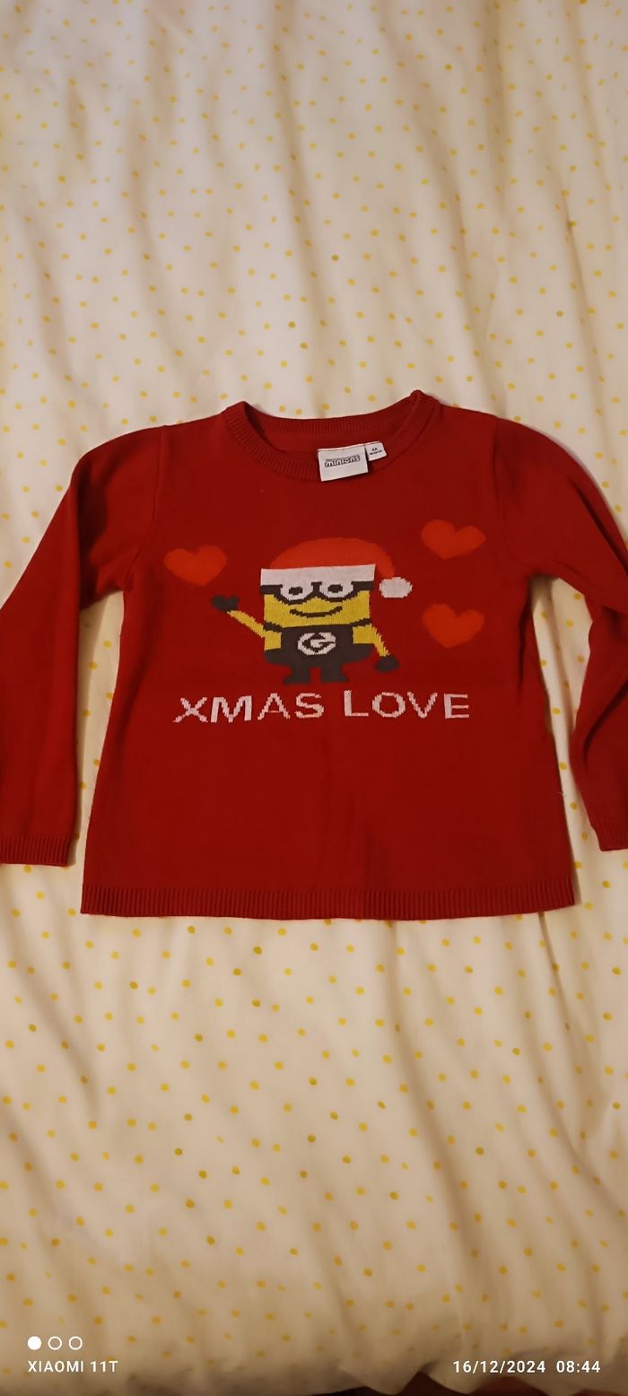 Pull noël les minions illumination 4 ans très bon état