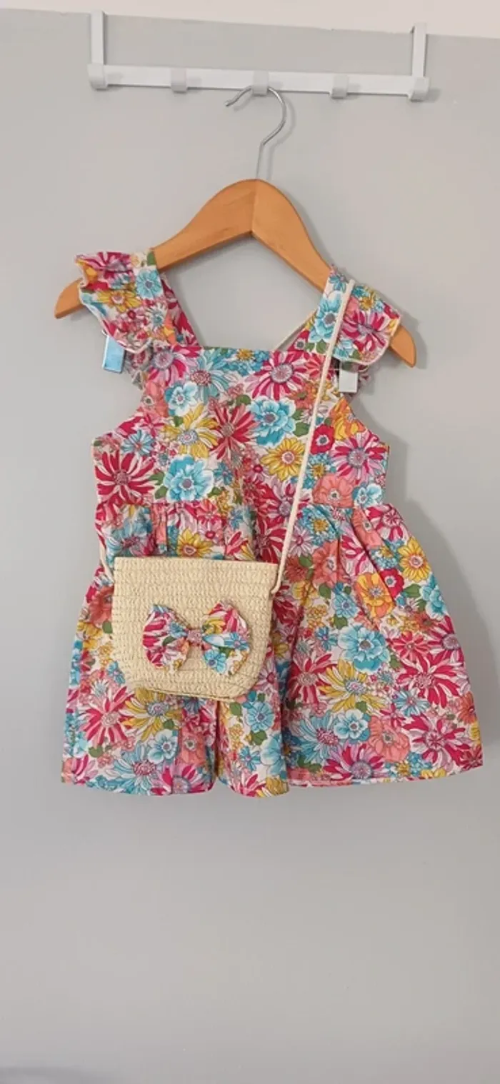 Adorable robe d’été fleurie avec sac assorti