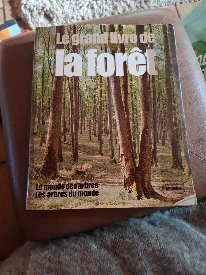Le grand livre de la forêt.