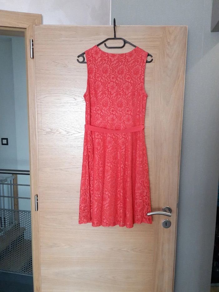 Robe à dentelle corail taille 36-38 - photo numéro 2