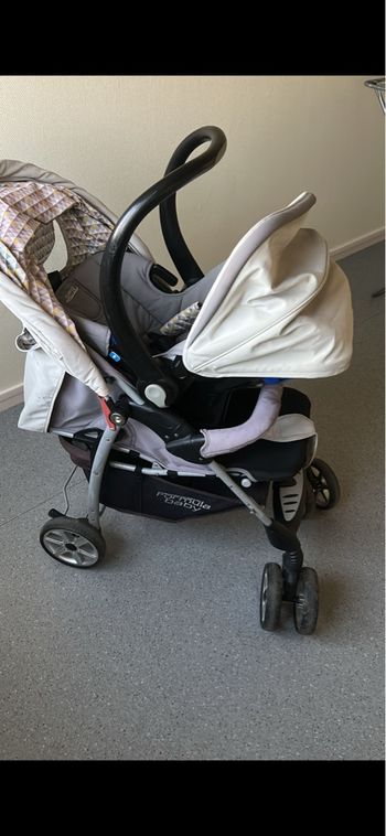 Poussette avec cosy intégré.
