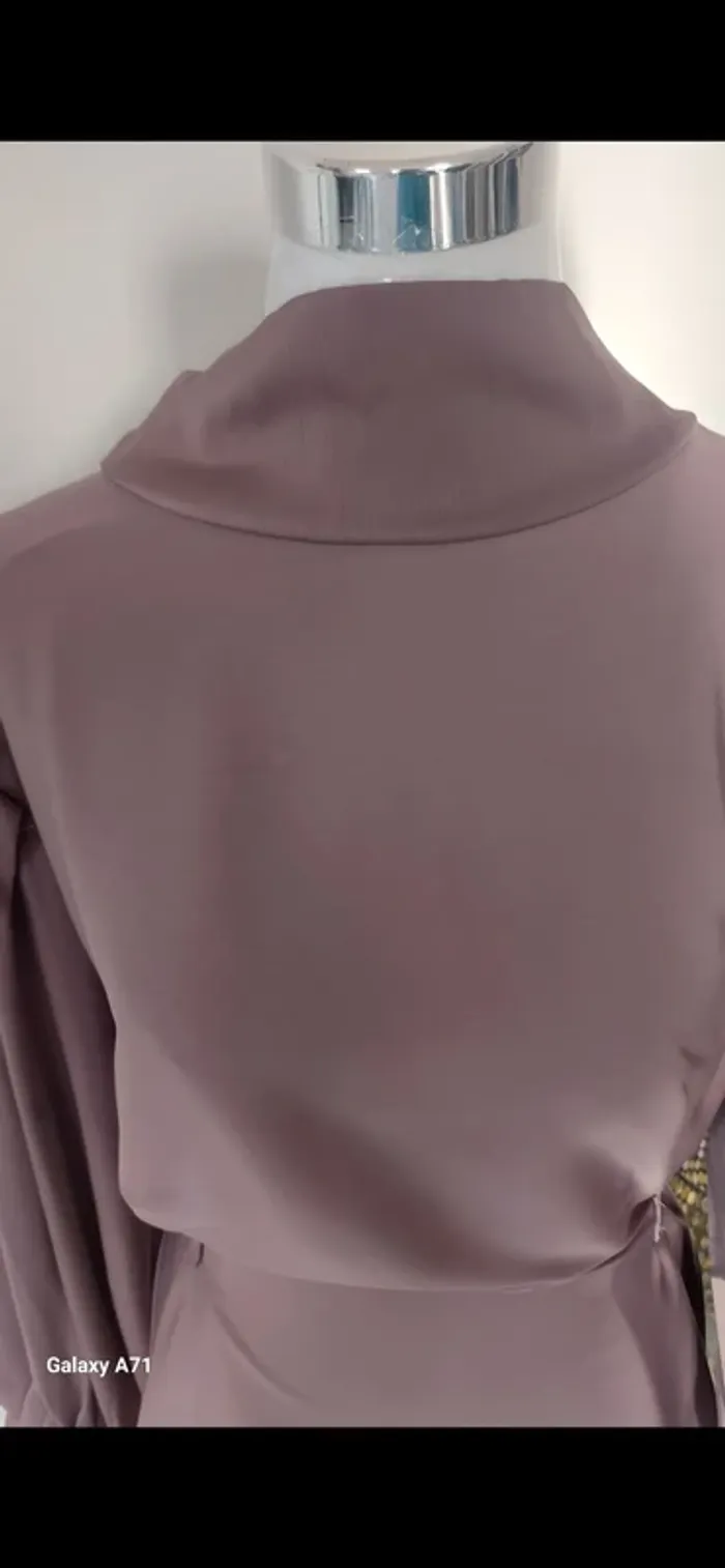 Robe avec boutons aux manches émiratie neuf - photo numéro 5