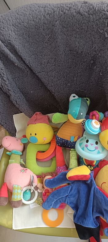 Lot jouets bébés