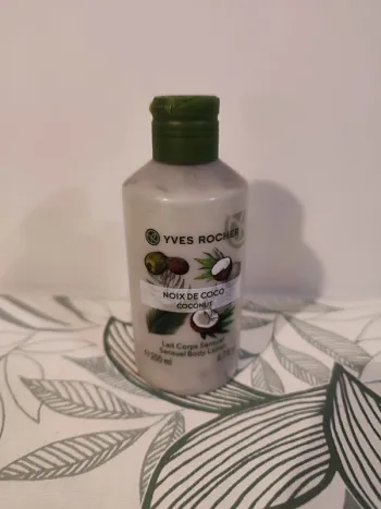Yves rocher lait corps sensuel noix de coco 200ml valeur 12€  à utiliser 12 mois après ouverture