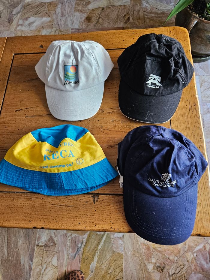 Lot de 3 casquettes et 1 bob