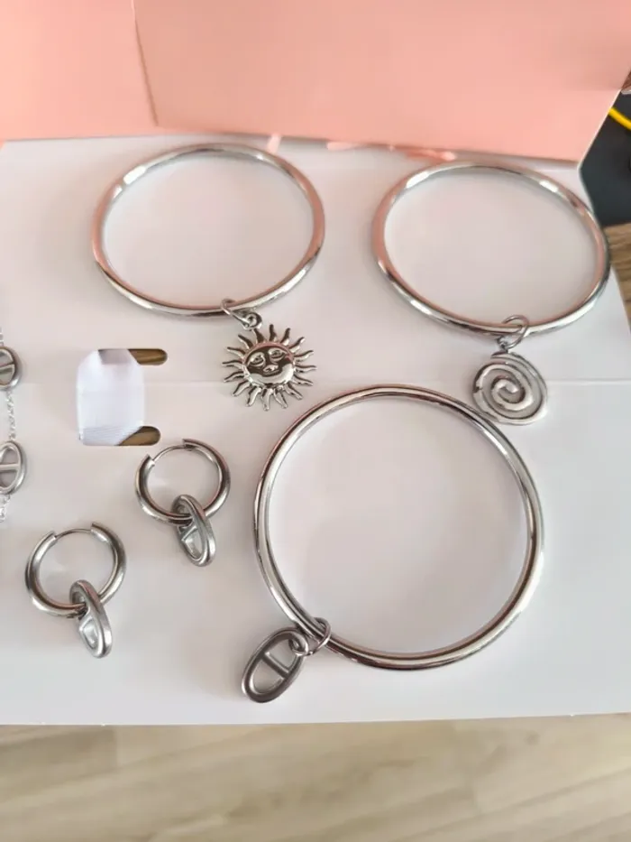 Lot de 25 bijoux argentés et multicolores - photo numéro 2