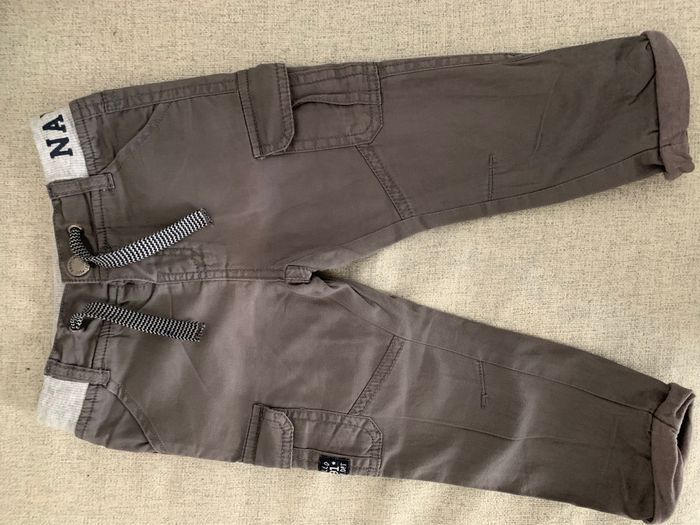 Très joli pantalon style cargo de marque Gémo taille 18 mois garçon - photo numéro 2