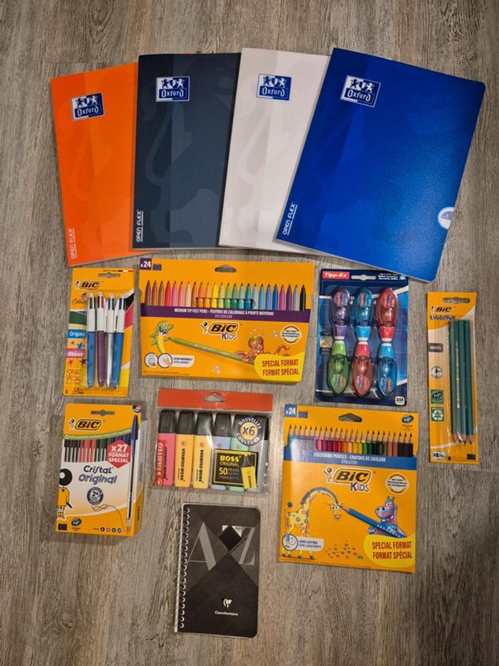 Lot fourniture scolaire crayon feutre correcteur livre 24x32 stylo etc