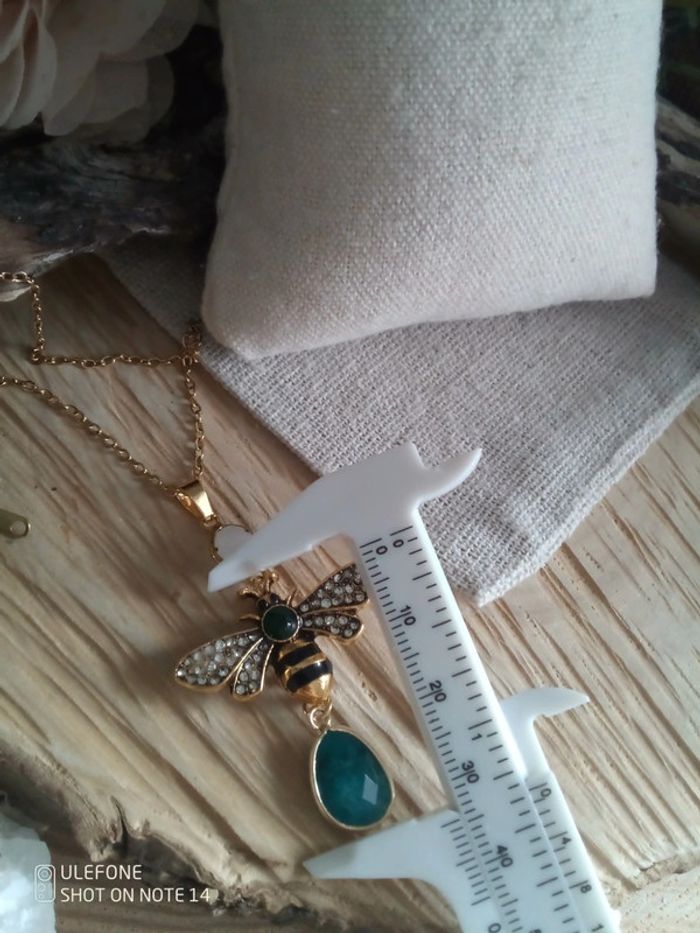 Collier pendentif abeille et pierres semi précieuses - photo numéro 3
