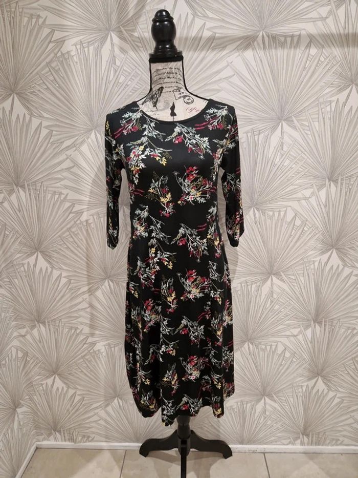 Joli robe fleuris manches 3/4 taille 40