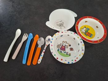 Lot  de 3 assiettes + 5 cuillère et 1 fourchette