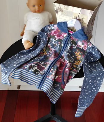 Gilet zippé à capuche fille 8 ans – motif floral – multicolore