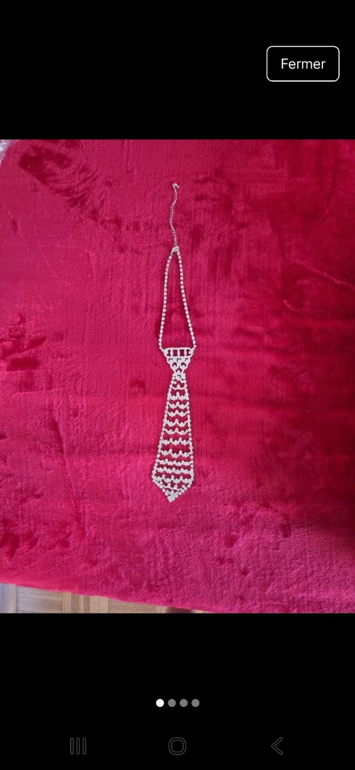 Collier cravate fantaisie