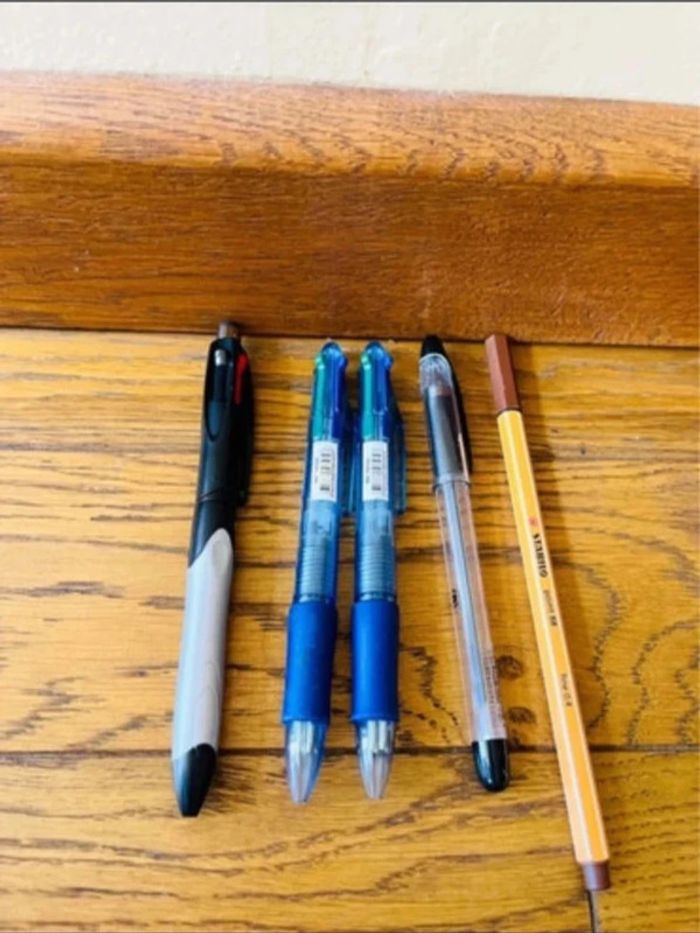Lot 5 stylos dont quatre couleurs - photo numéro 2