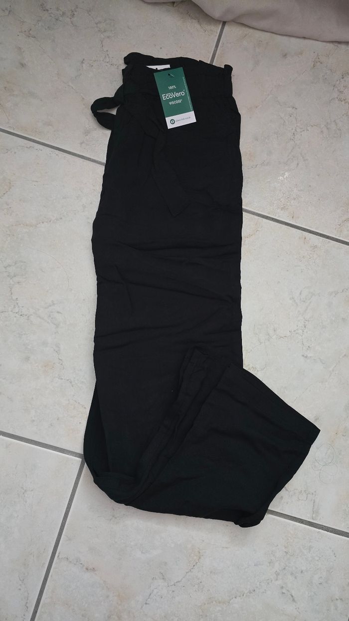NEUF (NON PORTÉ)🏷😍🤩👌superbe pantalon fluide 10 ans fille🩷😍💜 - photo numéro 3