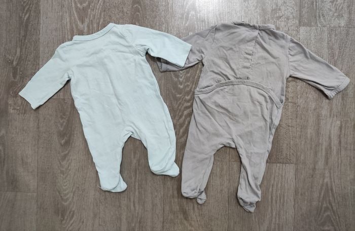 Lot 2 pyjamas fins, bébé 1 mois, parfait état - photo numéro 2