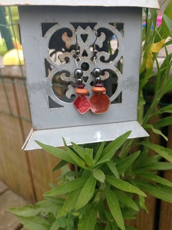 Boucles d'oreilles dépareillées nacres rouges