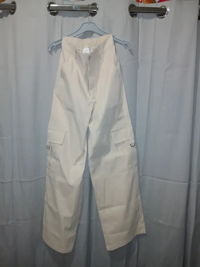 🩷 Pantalon Cargo Ajusté et Évasé taille Xs – Look Chic et Confortable. - photo numéro 2