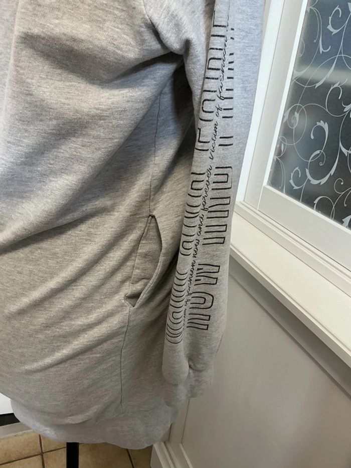 Robe Sweat grise deux poches longues manches avec inscriptions Wibra L - photo numéro 4