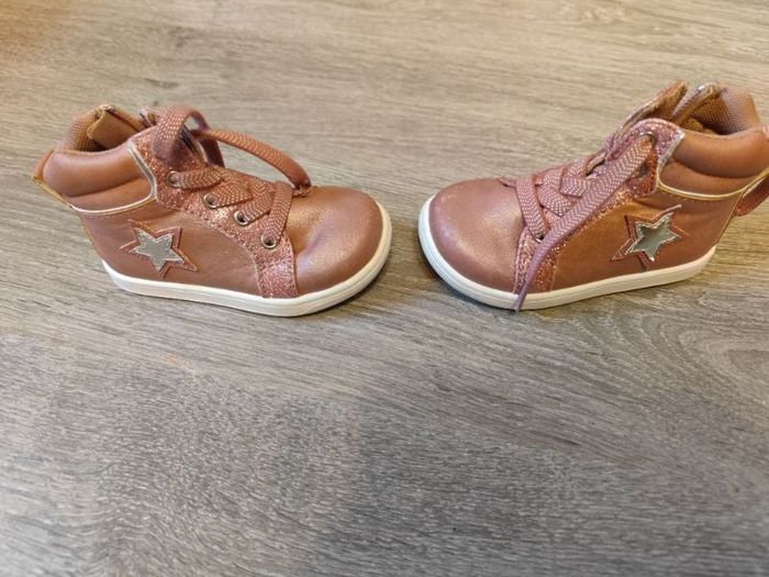 Basket rose avec une étoile