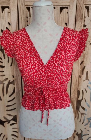 Top court fleuri rouge et blanc - Effet taille smockée et lien à nouer - Taille XS Bershka