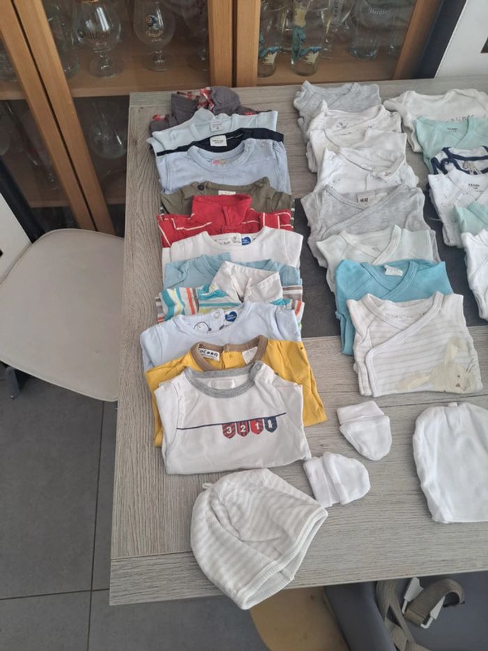 Gros lot bebe garcon 1 mois ( 45 vetements)