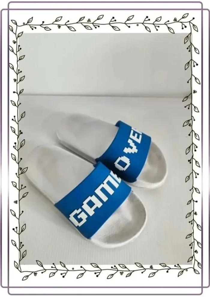 Claquettes enfant game over, taille 30, bon état