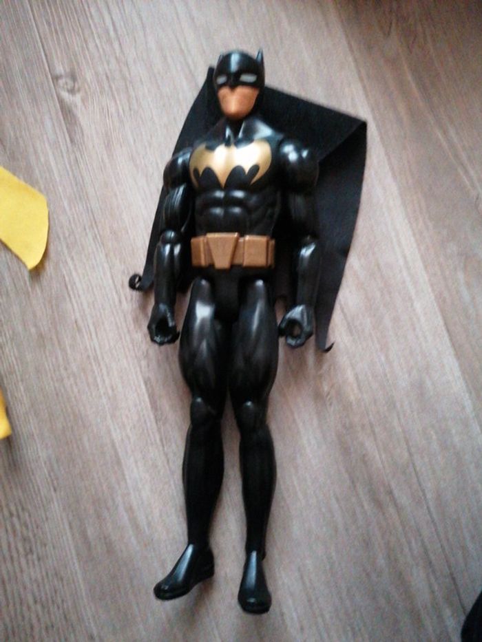 Voiture et figurines Batman - photo numéro 3