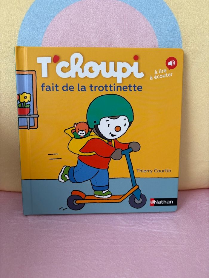 T’choupi fait de la trottinette.