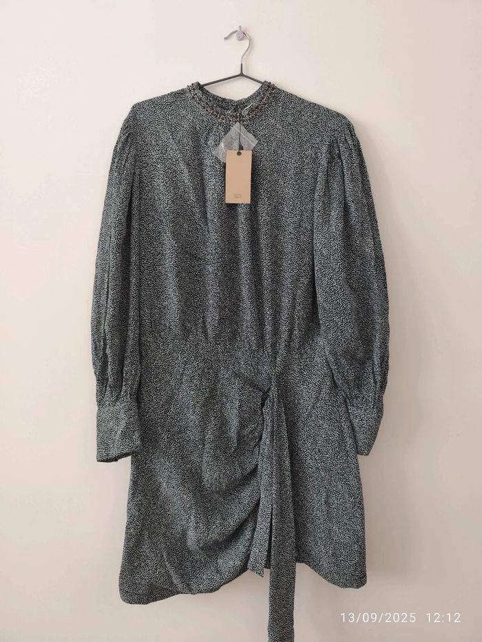 Vestido negro con topitos azules y blancos sin estrenar de Sfera - photo numéro 3