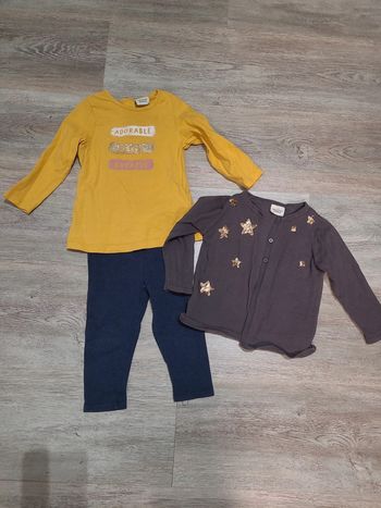 Legging bleu marine tee shirt manches longues jaune et gilet gris à paillettes