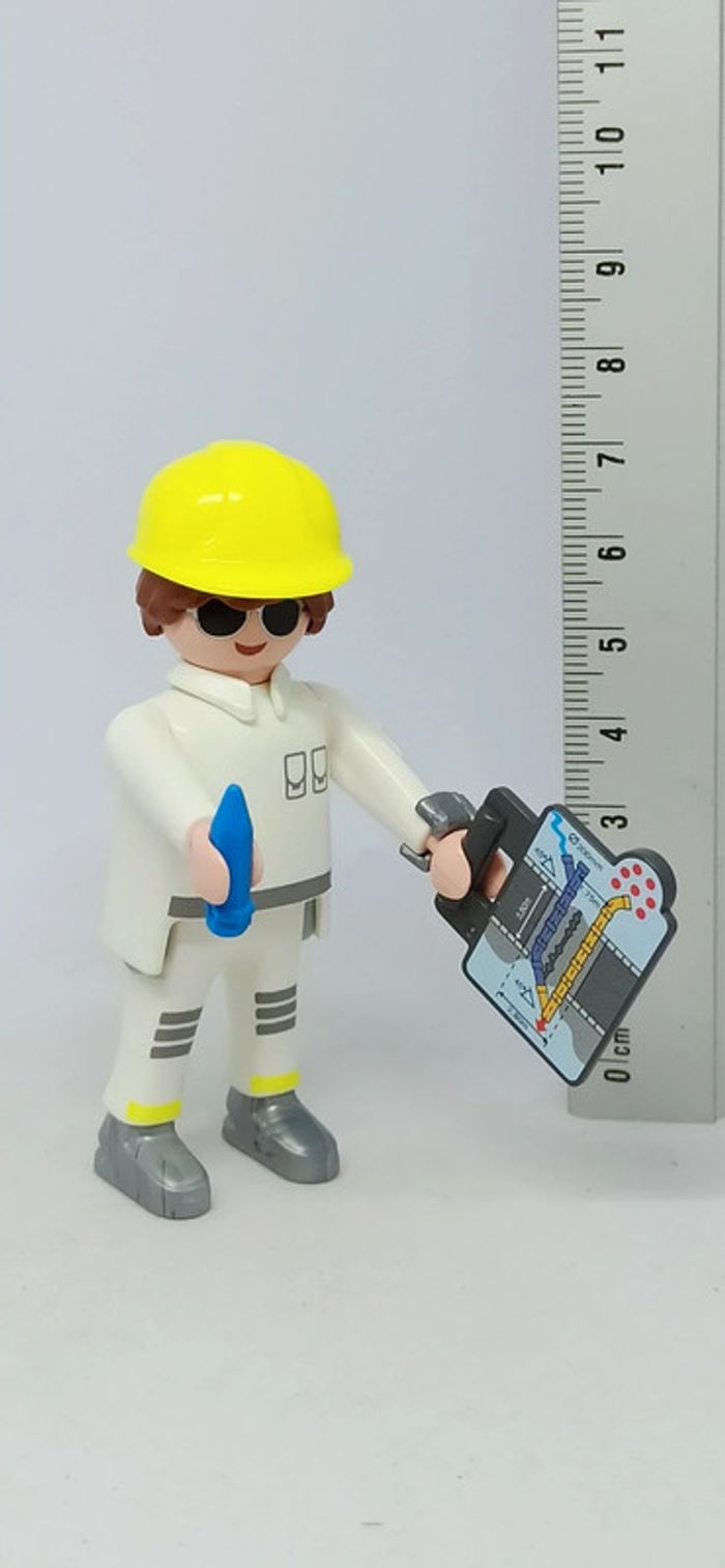 Homme ingénieur avec casque playmobil