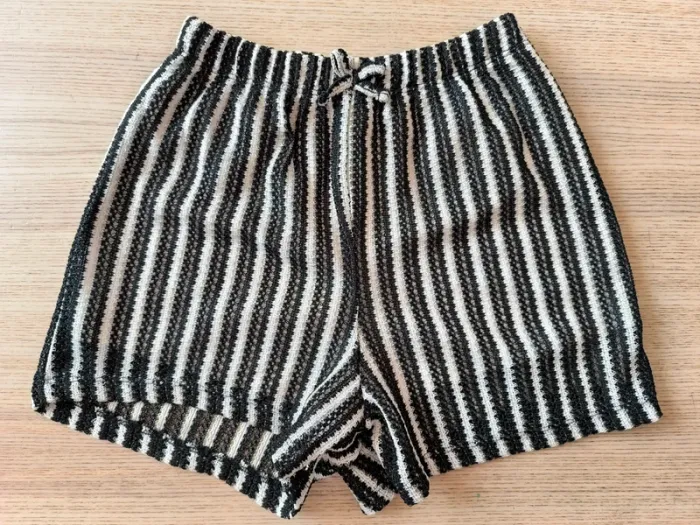 🖤 Short tricot rayé noir & blanc – 9/10 ans – Style original