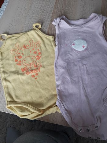 Lot de 2 bodys débardeur taille 18 mois