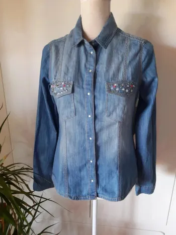 Camisa vaquera con adornos bolsillos