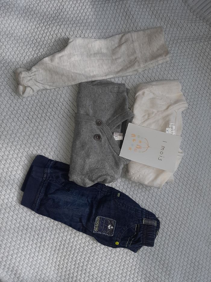 Lot vêtements bébé 1 mois, un gilet offert