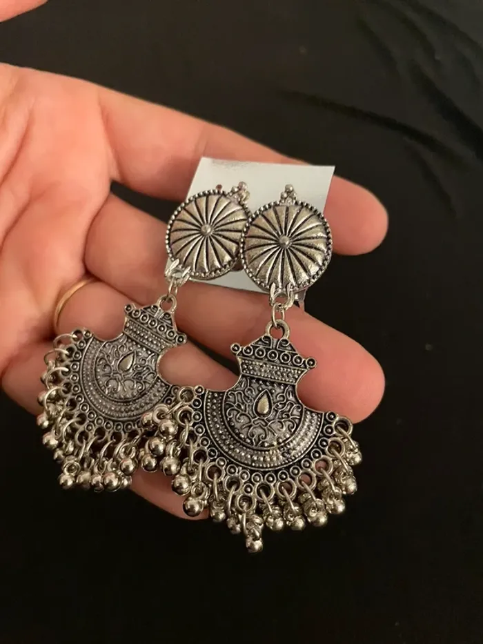 Boucles pendante en métal argenté - photo numéro 4