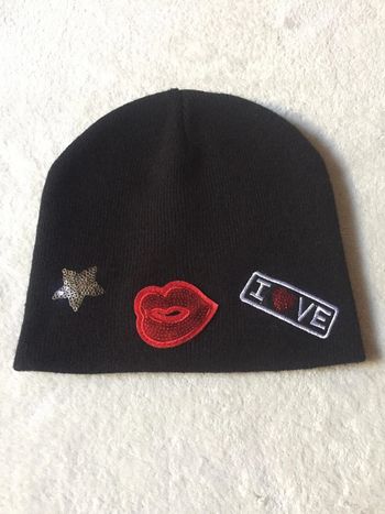 bonnet noir avec motifs taille unique. état neuf