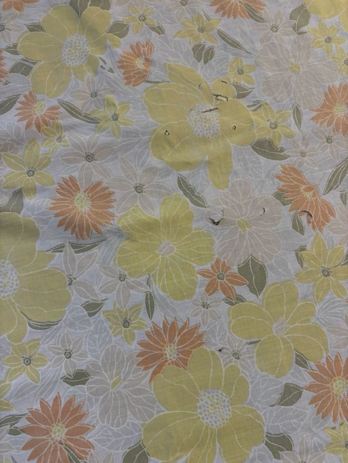 Vintage rétro drap plat coupon de tissu fleuri orange et jaune avec défauts - photo numéro 4