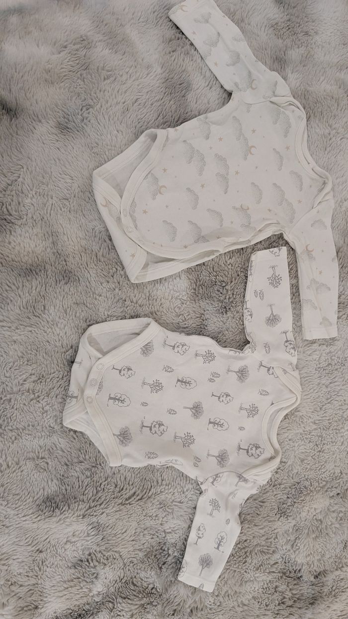 Lot de deux bodies C&A taille 1 mois