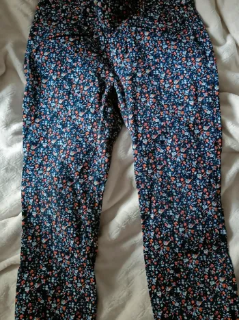 Pantalon court GAP fleurs bleues et oranges 38 slim