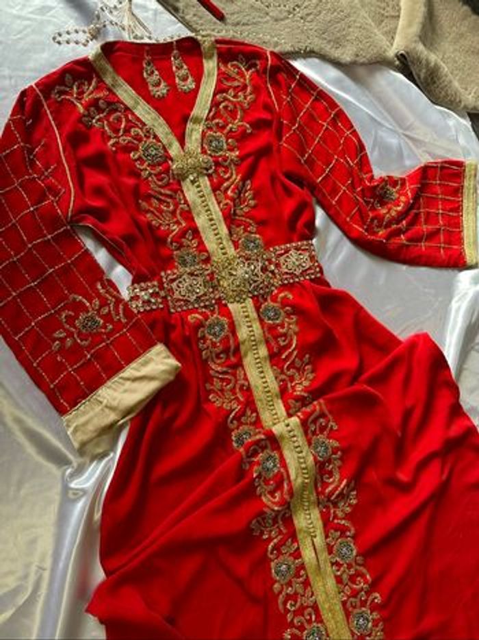 Caftan rouge perlé entièrement à la main - photo numéro 2