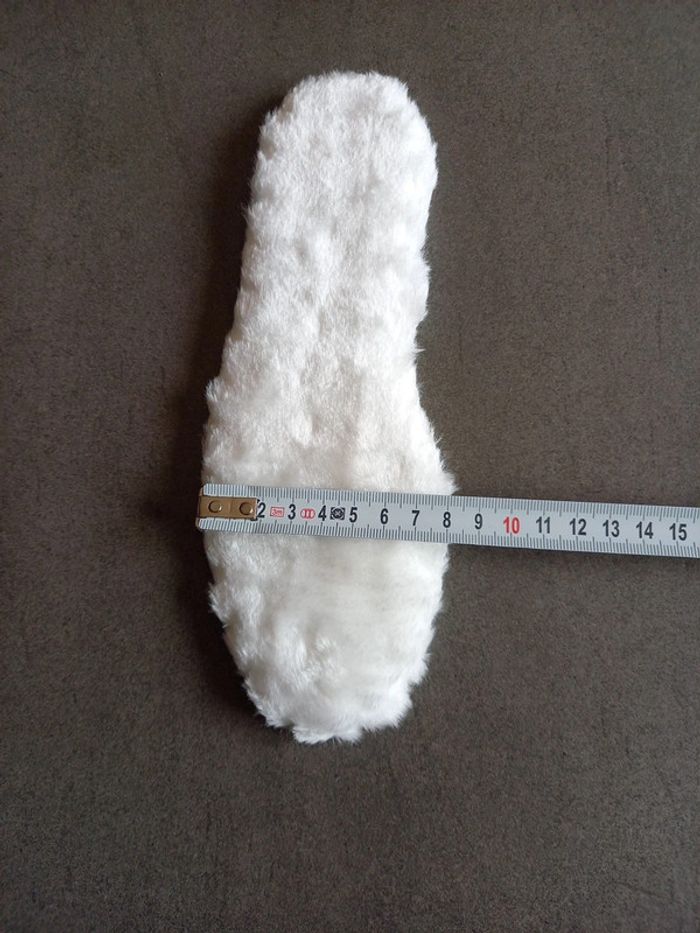 Semelles chaudes fourrure blanche neuves - photo numéro 6
