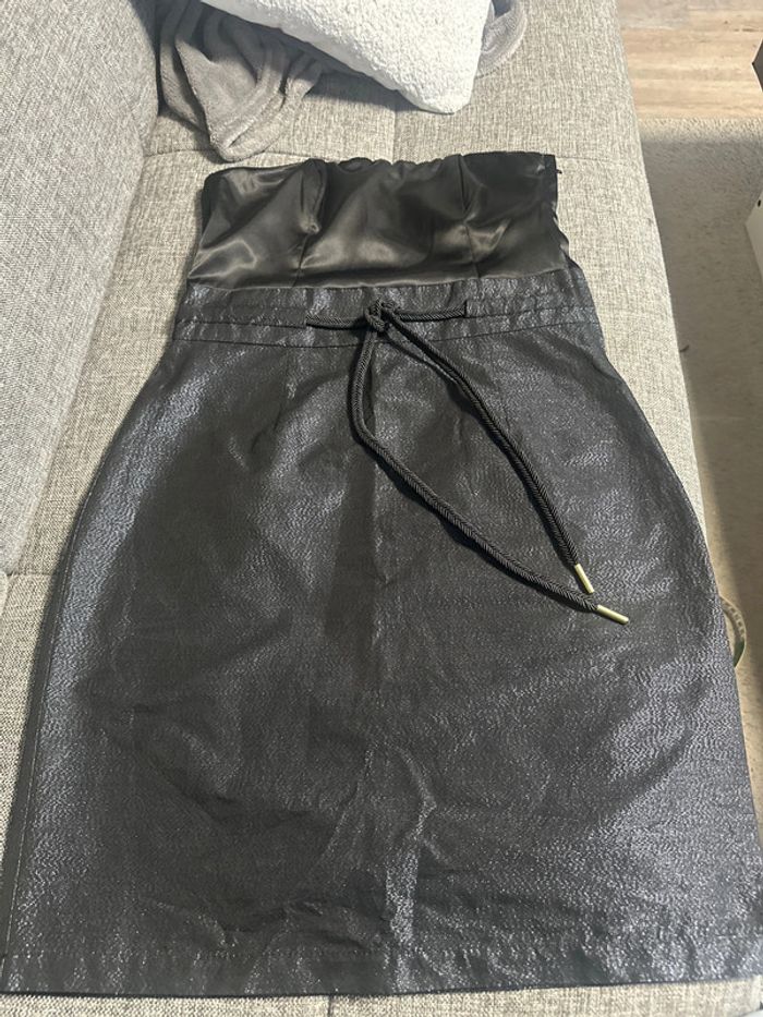 Petite robe noir brillant sexy sans bretelles taille 36
